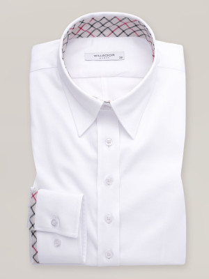 Klasyczna biała bluzka z kontrastami