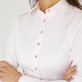 Jasnoróżowa bluzka z perłowymi guzikami